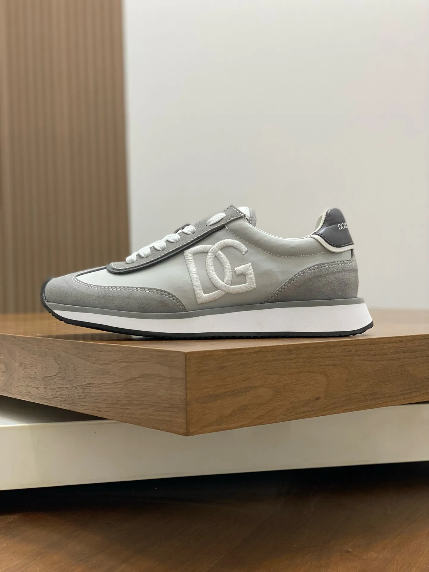 Factory price: 458💰••New products••Dolce&Gabbana••DG✔️High-end men's sports•casual shoes. Original goods from top counters. Original imported cowhide, multi-material splicing design ➕Imported cowhide lining, cowhide feet ➕Original TPR elastic outsole. Size: 39-44 (38, 45 customized)